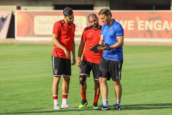 ليندمان مع لاعبي الأهلي 
