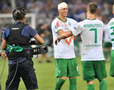 فرحة لاعبي بريمن بالتاهل لدوري ابطال اوروبا بعد مبارة بطولية