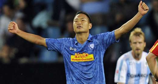 جونغ تاي سي يحتفل بعد إحرازه الهدف الثالث لمصلحة بوخوم