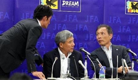 السيد هارا ( يمين ) وبجانبه نائب رئيس الإتحاد السيد دايني في المؤتمر الصحفي