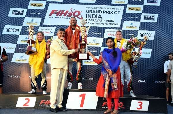 جانب من التتويج 