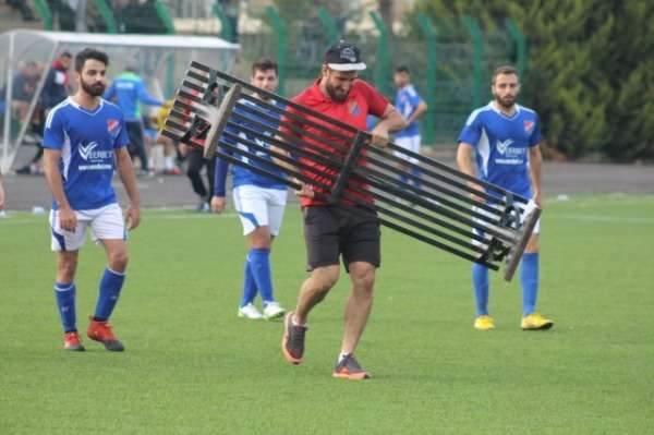 دكة الاحتياط المستخدمة في نقل اللاعب المصاب