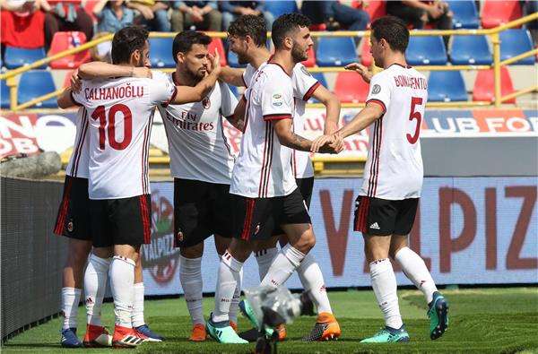 كالهانجولو مع لاعبي ميلان