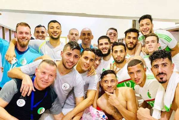 بلايلي رفقة لاعبي المنتخب