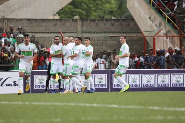 بغداد بونجاح مع لاعبي الجزائر