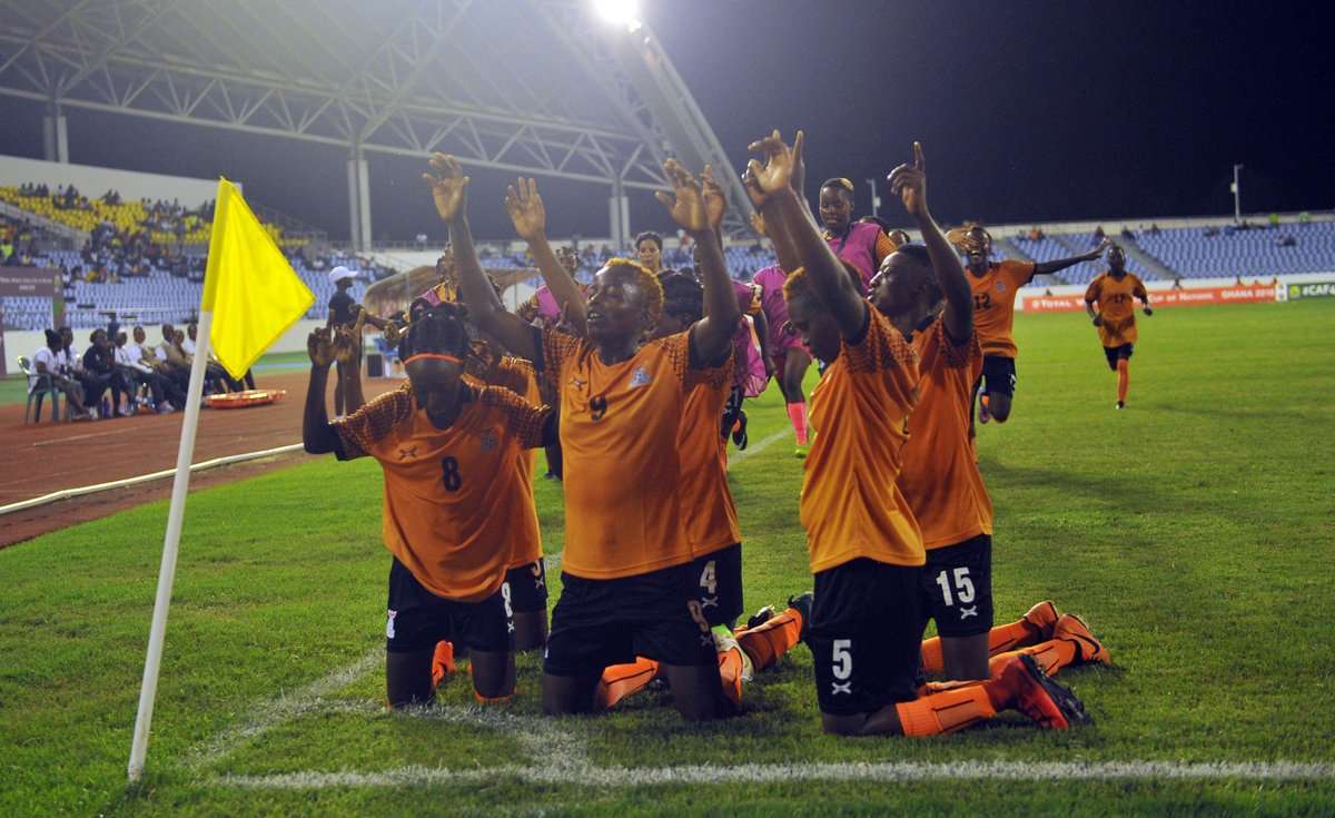 لاعبات زامبيا تحتفلن بالفوز التاريخي
