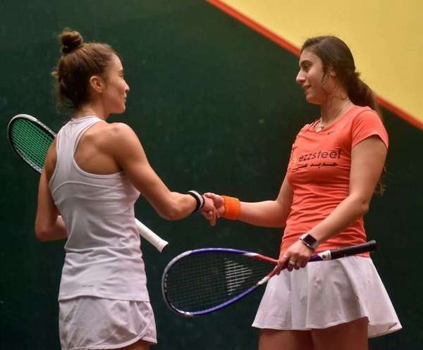 نور الشربيني تصافح منافستها