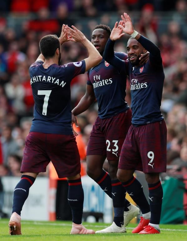 مخيتريان مع لاعبي آرسنال