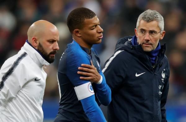 نيمار يغادر مصابا