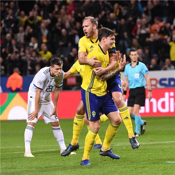 فرحة لاعبي السويد 