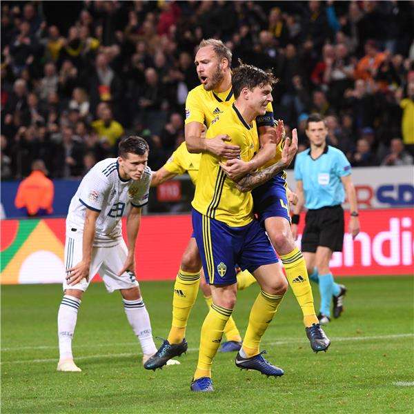 فرحة لاعبي السويد 