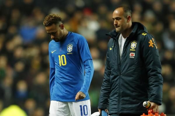 نيمار يخرج مصابا