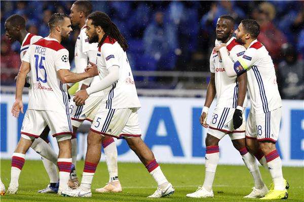 تانجي ندومبيلي مع لاعبي ليون