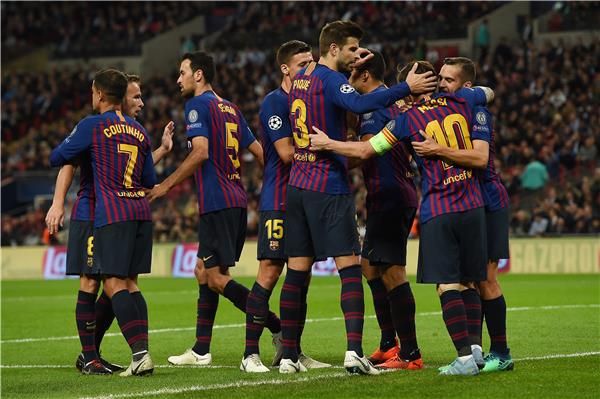 بوسكيتس مع لاعبي برشلونة