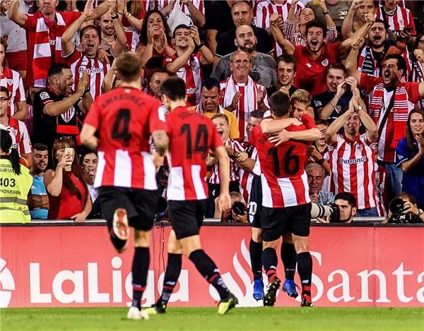 مونياين مع لاعبي بيلباو