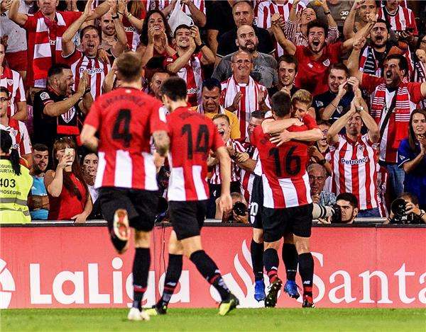 مونياين مع لاعبي بيلباو