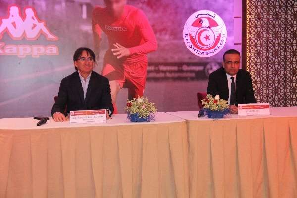 جانب من التوقيع