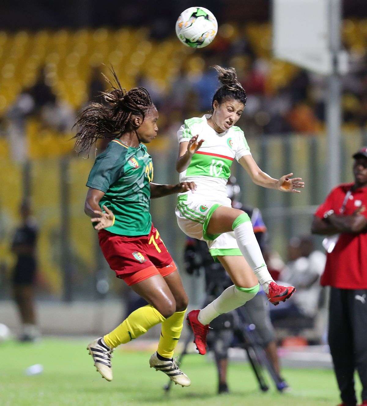جانب من مباراة الجزائر والكاميرون