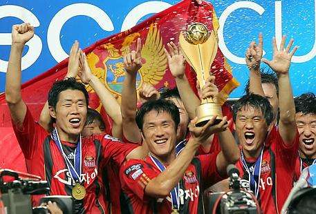 فرحة لاعبي فريق إف سي سيؤول بكأس بوسكو 2010