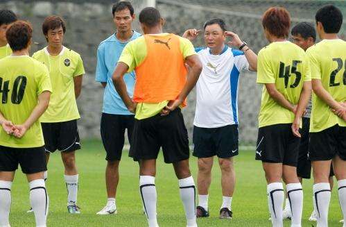 السيد هوه جونغ مو يتحدث لأول مرة مع لاعبي انتشيون يونايتد