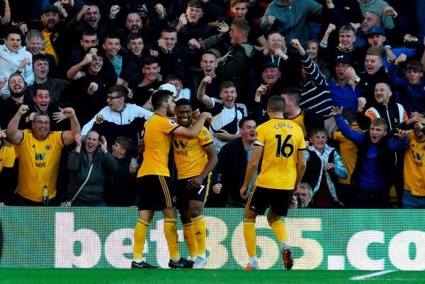 نيفيز مع لاعبي وولفرهامبتون 