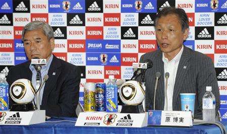 رئيس اللجنة الفنية السيد هارا ( يمين ) يعلن قائمة المنتخب الياباني