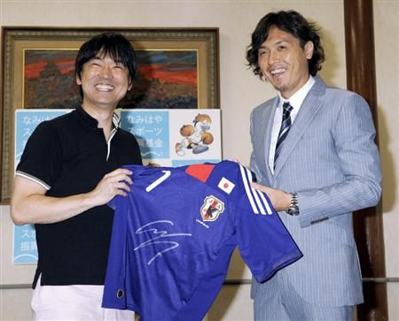 ياسوهيتو إيندو ( يمين ) عند زيارته لحاكم محافظة أوساكا السيد تورو هاشيموتو