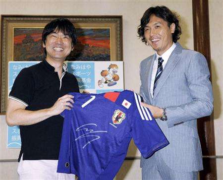 ياسوهيتو إيندو ( يمين ) عند زيارته لحاكم محافظة أوساكا السيد تورو هاشيموتو