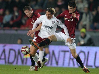 دياك بالقميص الأبيض