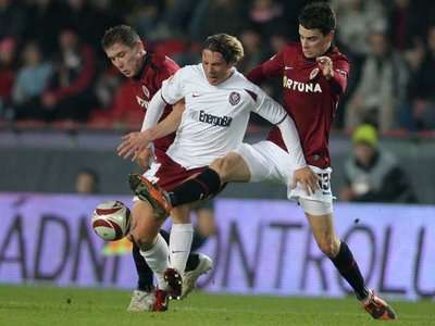 دياك بالقميص الأبيض