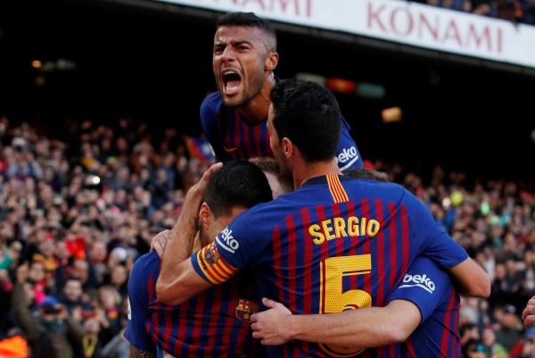 بوسكيتس مع لاعبي برشلونة