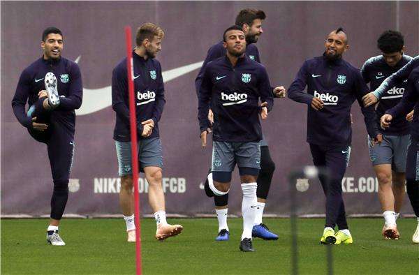 رافينيا مع زملائه في تدريبات برشلونة