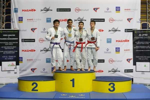 الفضلي أثناء التتويج