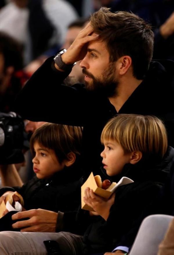 بيكيه مع نجليه أثناء المباراة