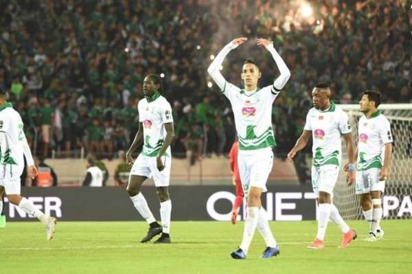 رحيمي مع لاعبي الرجاء