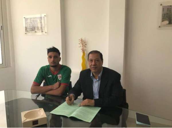 جانب من التوقيع 