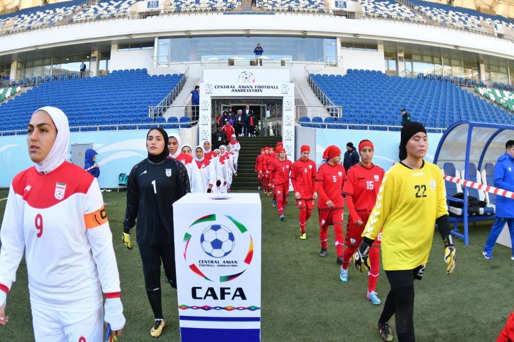 لاعبات منتخبا أفغانستان وإيران قبل انطلاق المباراة