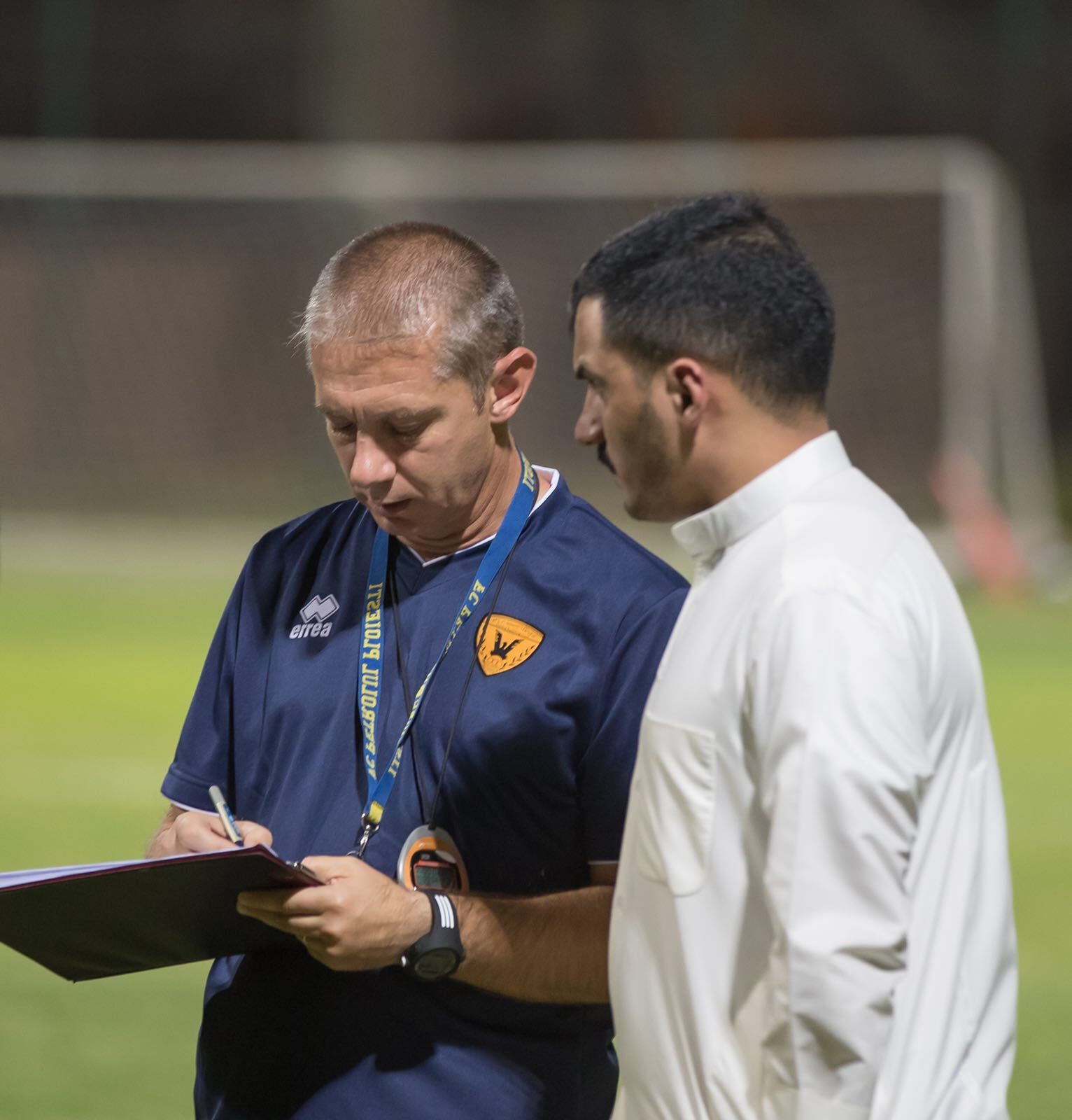 نواف المطيري مع المدرب المساعد