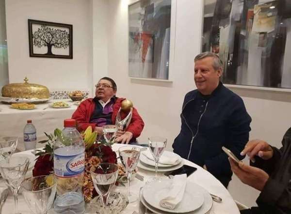 المغيربي مع كأس دوري الأبطال وبجانبه المدب