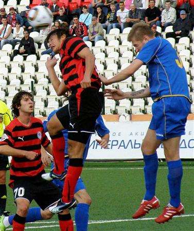 سيشيرو ماكي ( يسار ) في إحدى الهجمات الضائعة أمام مرمى روستوف