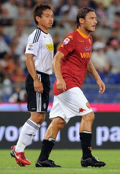 ناغاتومو ( يسار ) ساعد في خروج فريقه تشيزينا من روما بنقطة التعادل