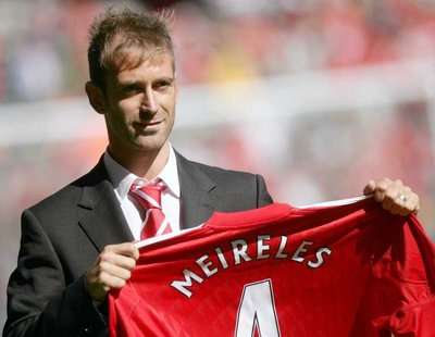 ميريليس داخل ملعب الانفيلد يحمل قميصه الجديد