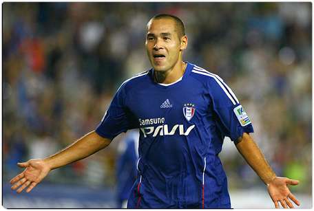 ناوهيرو تاكاهارا يحتفل بعد إحرازه أولى أهدافه بقميص سامسونغ الكوري