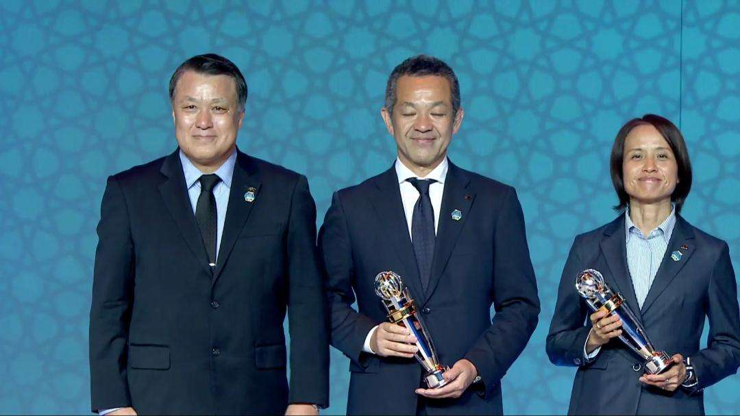 رئيس الاتحاد الياباني مع جوائز آسيا 2018