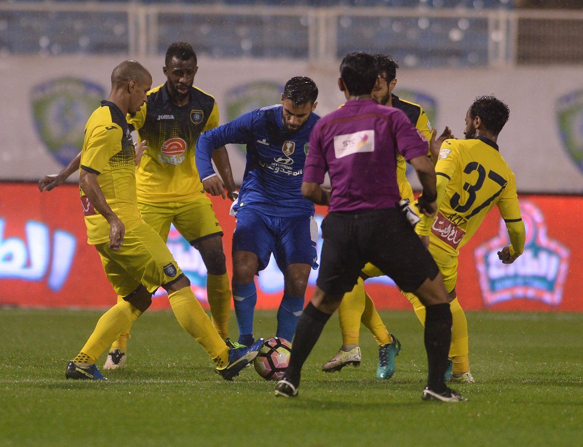 جانب من مواجهة سابقة بين الفريقين