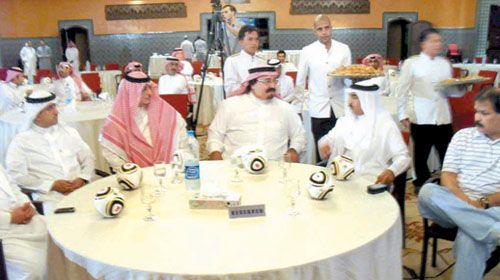 الأمير بندر بن محمد يتوسط مجموعة من الحاضرين