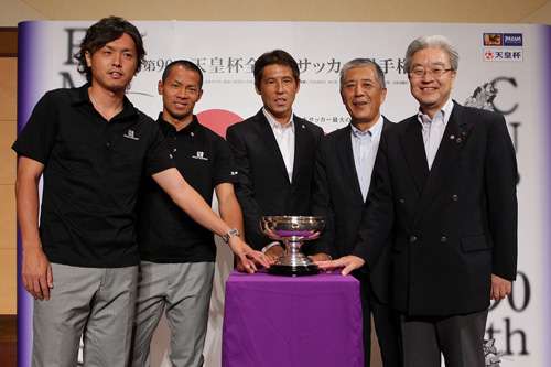 من اليسار ( إيندو - ميوجين - نيشينو ) يعرضون كأس الإمبراطور في مدينة إيباراكي