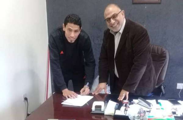 جانب من التوقيع