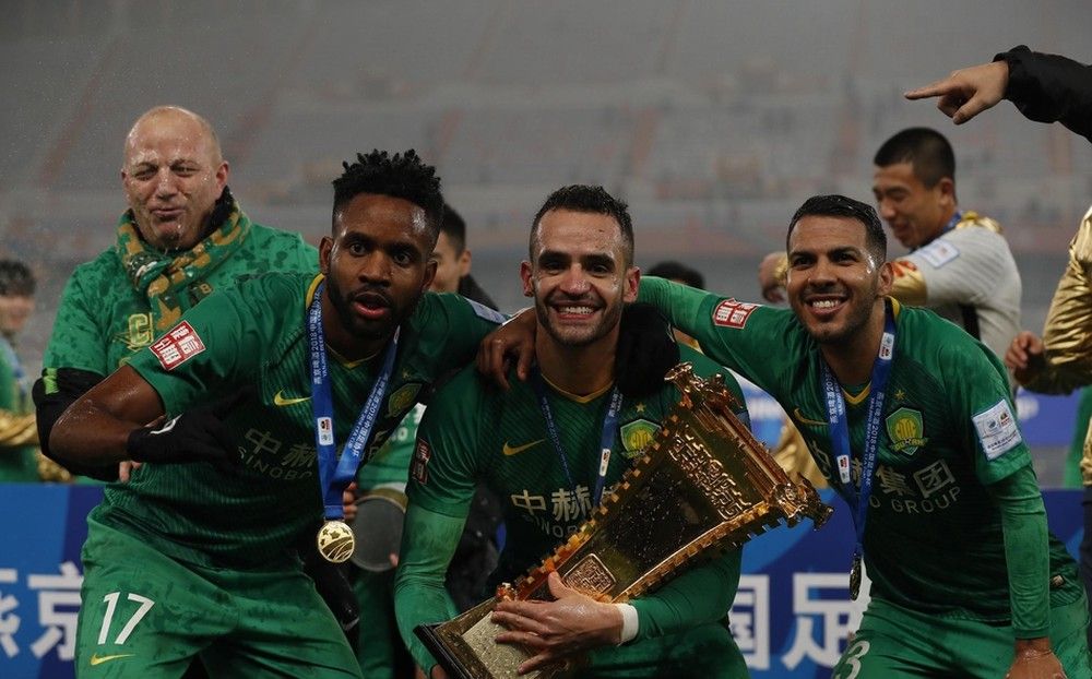 فرحة لاعبي بكين جوان بالكأس