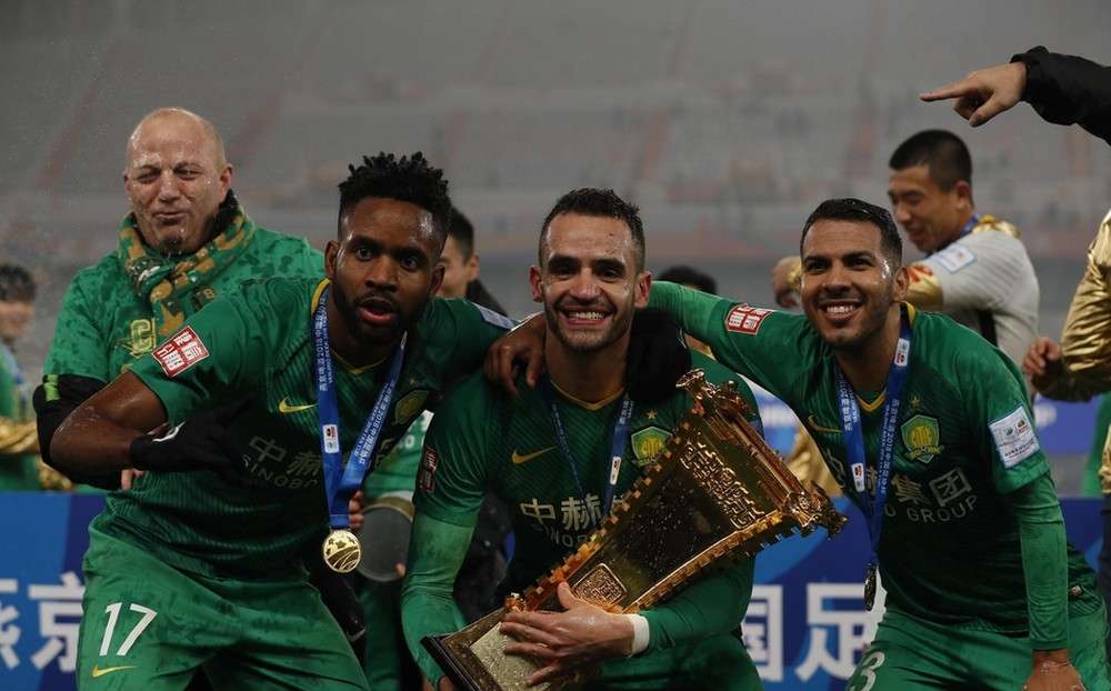 فرحة لاعبي بكين جوان بالكأس